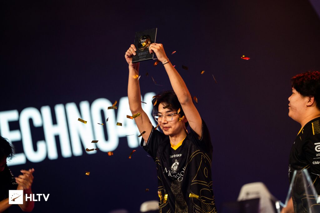 Techno4k felemeli az MVP-nek járó díjat. 