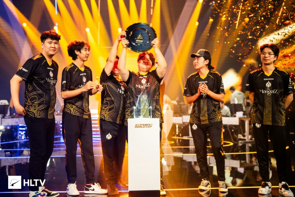 The MongolZ felemeli a trófeát